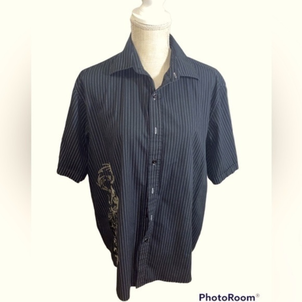 Bruno New York button down shirt with embroidered detail. Size Large​‎